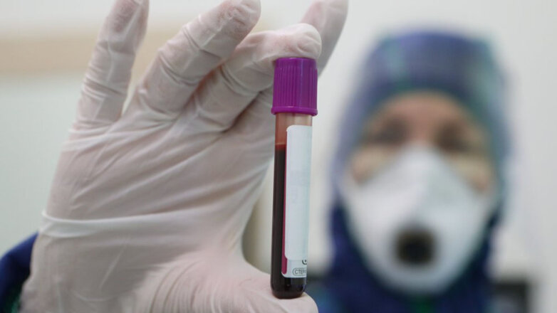 больница врач медицина коронавирус спецкостюм забор крови анализ крови вакцинация прививка
