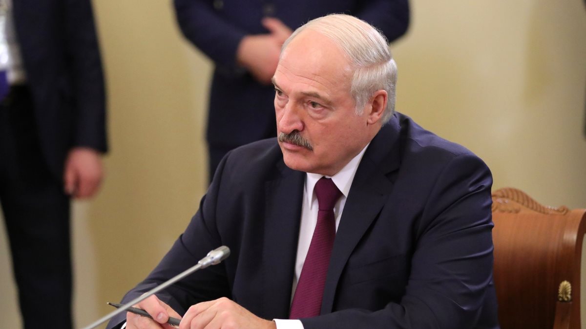 Президент Белоруссии Александр Лукашенко в кресле