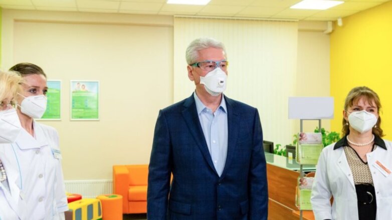 Мэр Москвы Сергей Собянин в маске коронавирус врачи