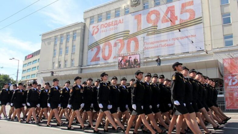 В Калининграде наградят девушку, потерявшую туфлю во время парада Победы