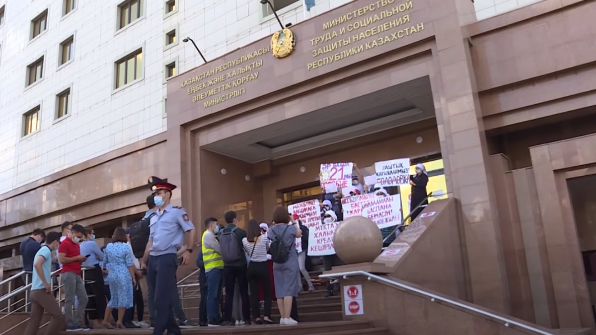 В Казахстане матери вышли на молчаливую акцию протеста