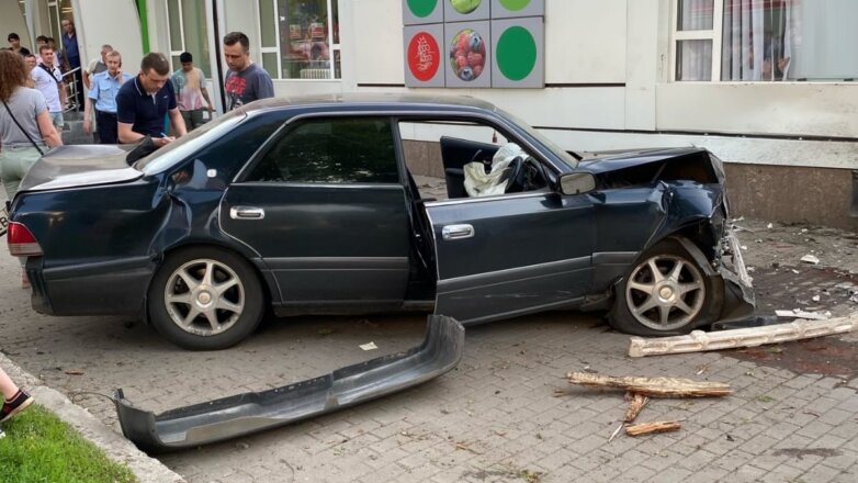 В Воронеже полицейский сбил трех пешеходов на тротуаре