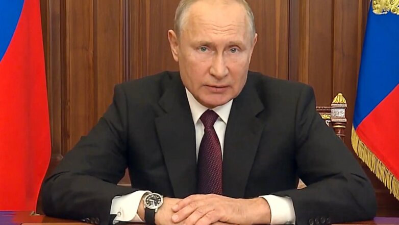 В Кремле объяснили отставание часов Путина во время телеобращения