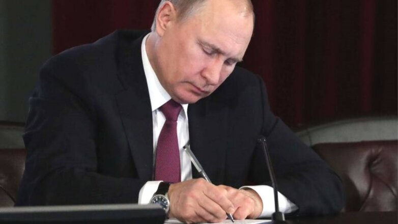 353694 Владимир Путин подписывает подписал указ приказ документ три