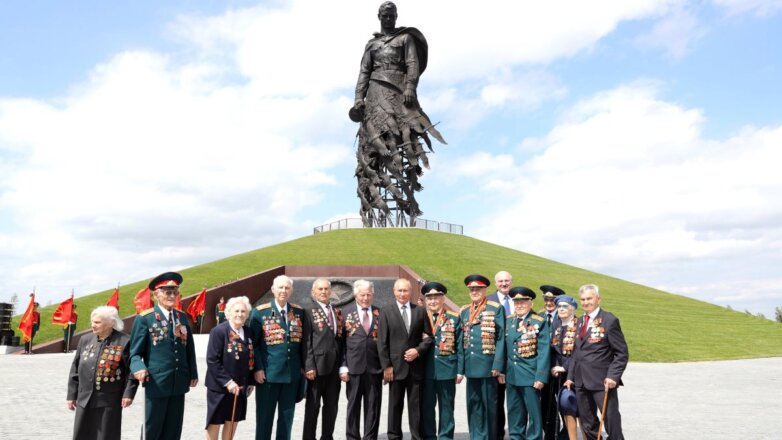 Владимир Путин с ветеранами Великой Отечественной войны на церемонии открытия Ржевского мемориала Советскому солдату