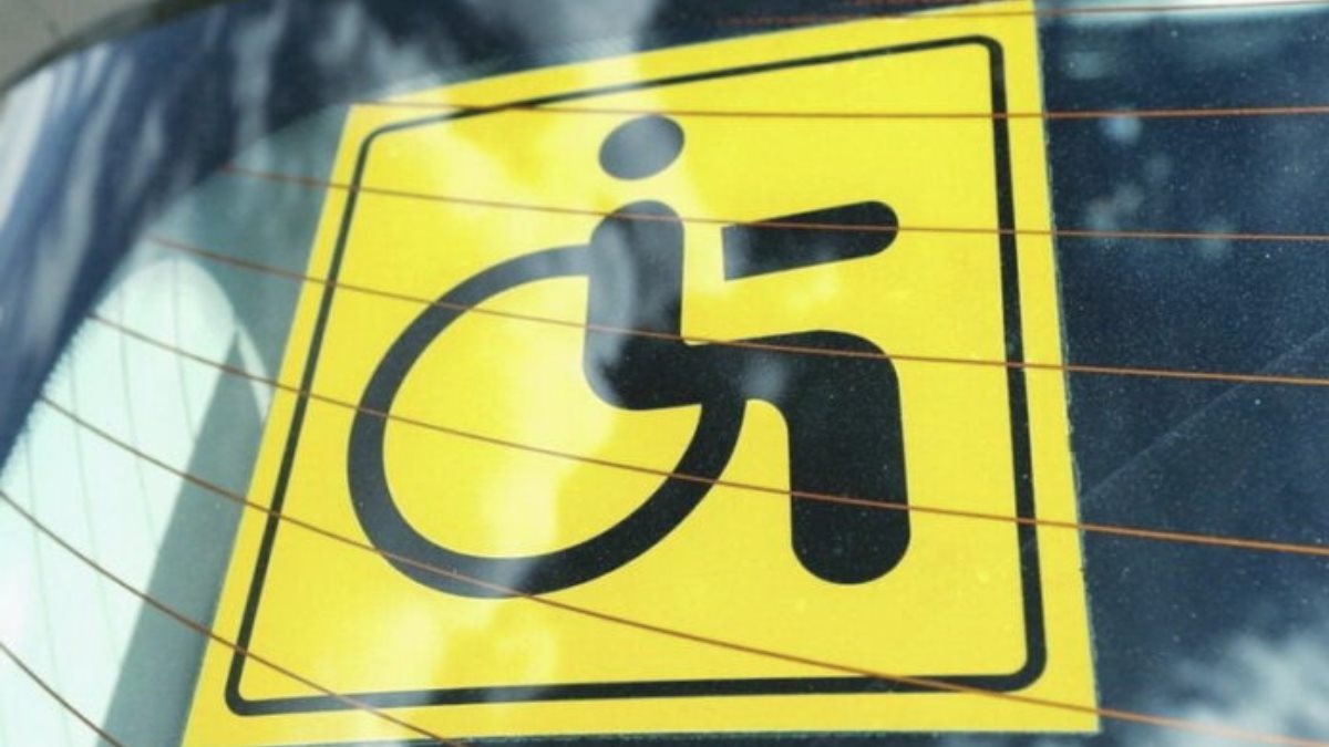 Знак Инвалид на стекле машина