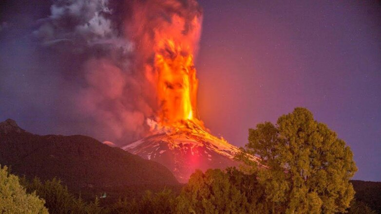 Вулкан Эбеко на Курилах выбросил столб пепла высотой 3 км