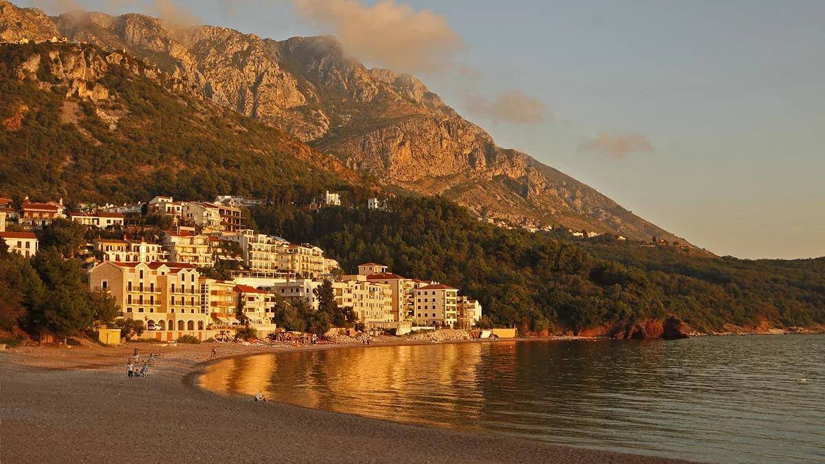 Черногория в октябре - пустой пляж