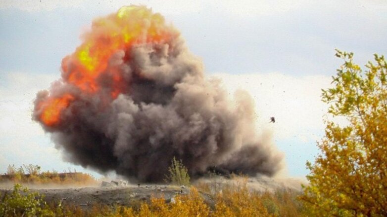 Боеприпасы начали взрываться на горящем складе под Рязанью