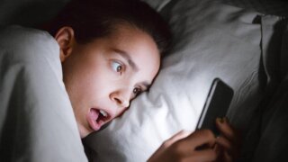 Названа опасность использования смартфонов перед сном