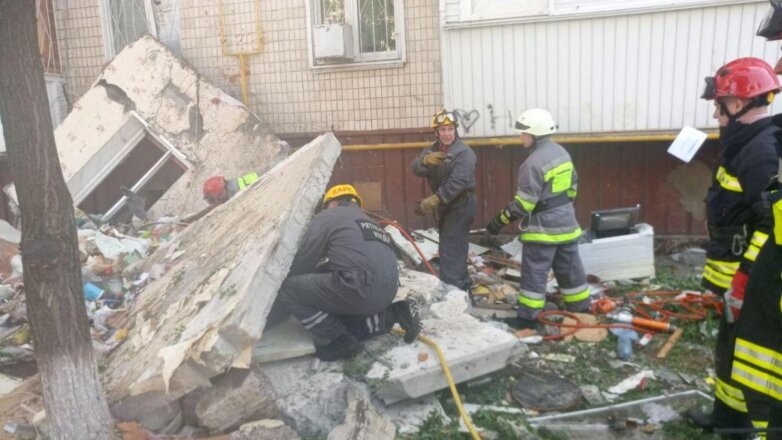 В Киеве сообщили об остающихся под завалами дома людях