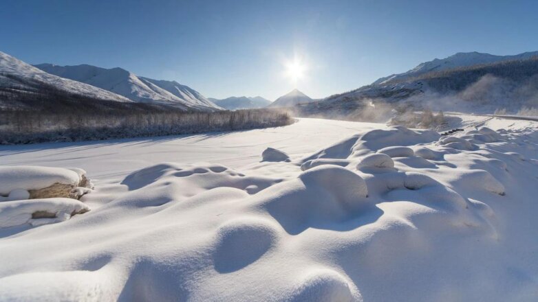 Колонна грузовиков оказалась в "снежной ловушке" в Якутии в 50-градусный мороз