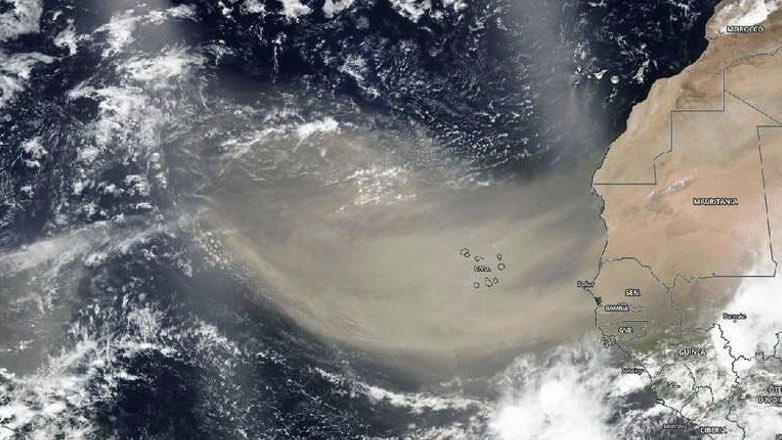 Над Атлантикой появилось опасное для жизни гигантское облако
