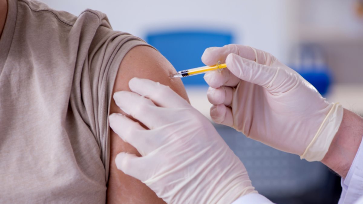Прививка вакцина шприц укол в плечо