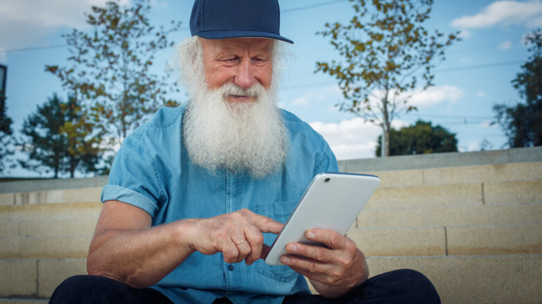 Раскрыта причина активности пожилых мужчин в интернете