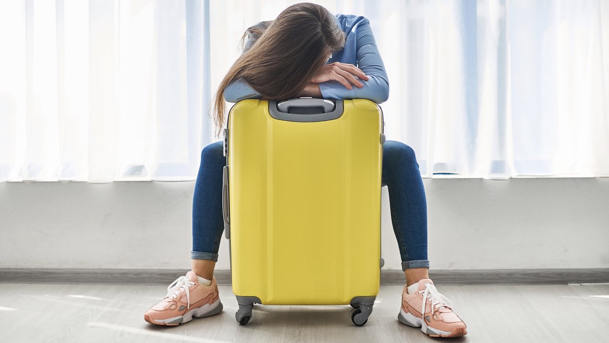 туристка с чемоданом отмена рейса туризм
