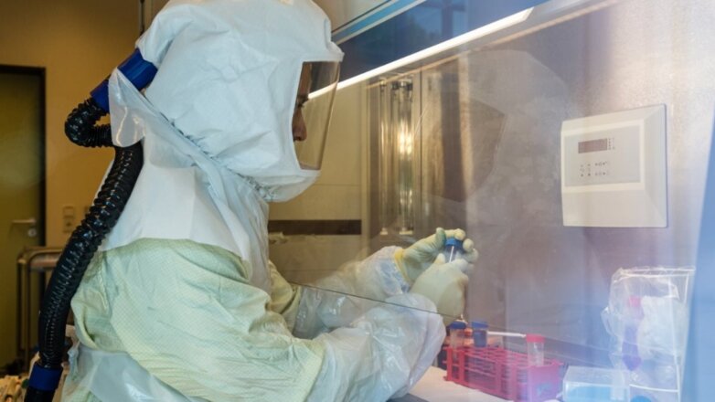 Лаборатория коронавирус вирусолог защитный костюм