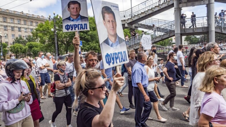 Участники несанкционированной акции в поддержку арестованного губернатора Хабаровского края Сергея Фургала