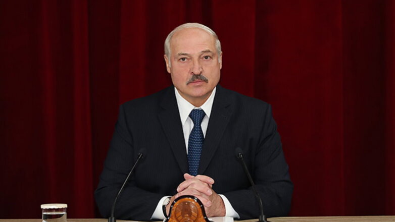 Президент Белоруссии Александр Лукашенко красный фон
