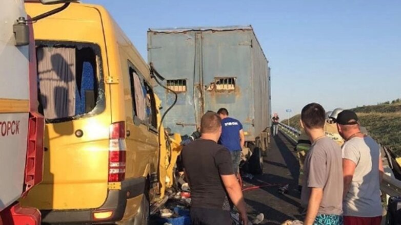 В Крыму в ДТП с микроавтобусом погибли восемь человек