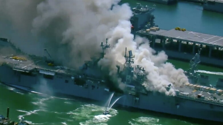На американском десантном корабле произошел крупный пожар