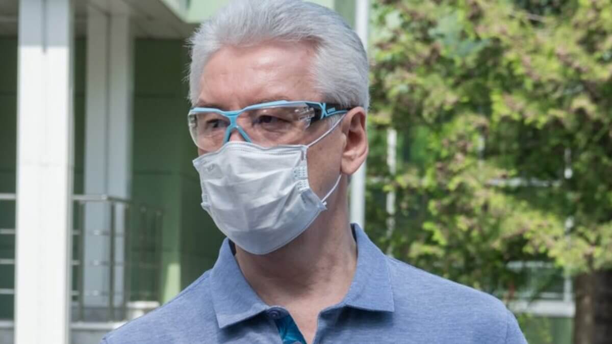 Сергей Собянин на улице в маске