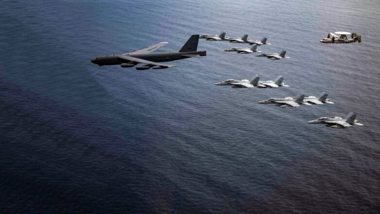 Стратегический бомбардировщик B-52 принял участие в маневрах ВМС США