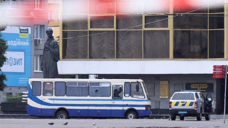 Трех заложников из автобуса в Луцке освободили