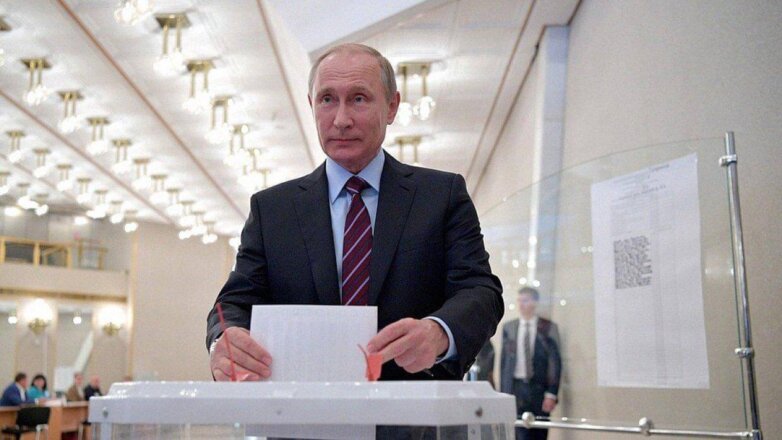 Путин проголосовал по поправкам в Конституцию