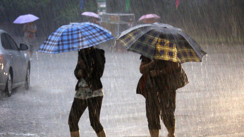 Синоптики рассказали, сколько продержатся дожди в Москве и Петербурге