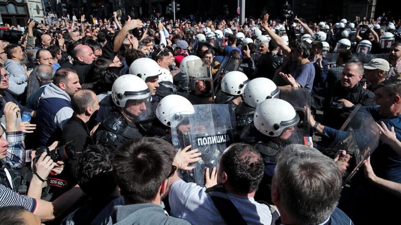 В Белграде протестующие против мер из-за COVID-19 прорвались в парламент