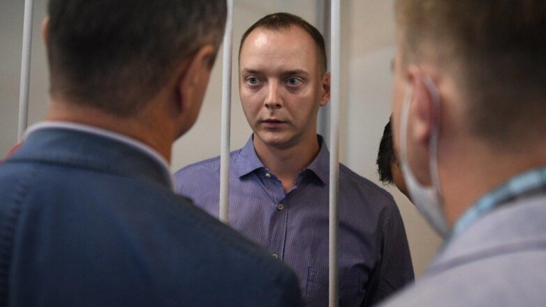 Суд оставил под стражей экс-журналиста Сафронова