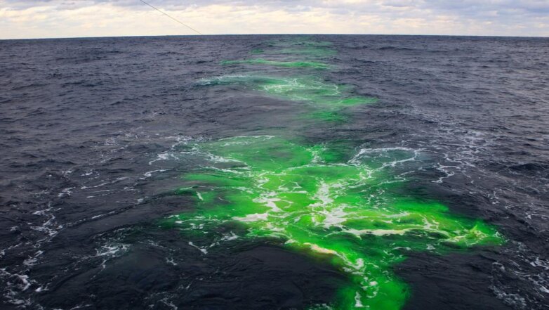 Флуоресцентный краситель на поверхности Атлантического океана