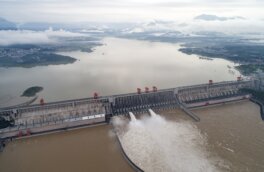 Китай взорвал плотину из-за сильнейших наводнений в стране
