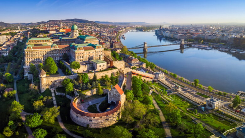 Венгрия возобновила выдачу виз российским туристам