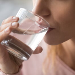 Уровень холестерина связали с количеством выпитой воды