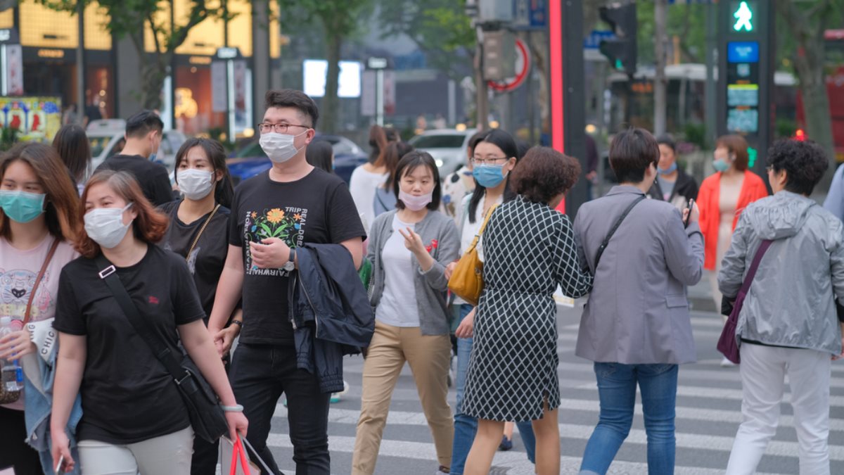 Китай коронавирус люди в масках улица