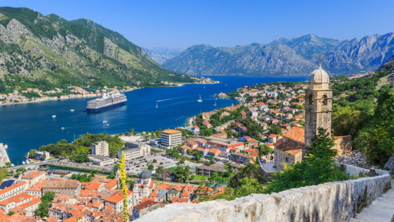 Черногория разрешила туристам въезжать в страну без теста на COVID-19