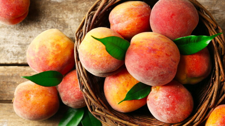 Врач рассказал, для кого персики и абрикосы представляют опасность