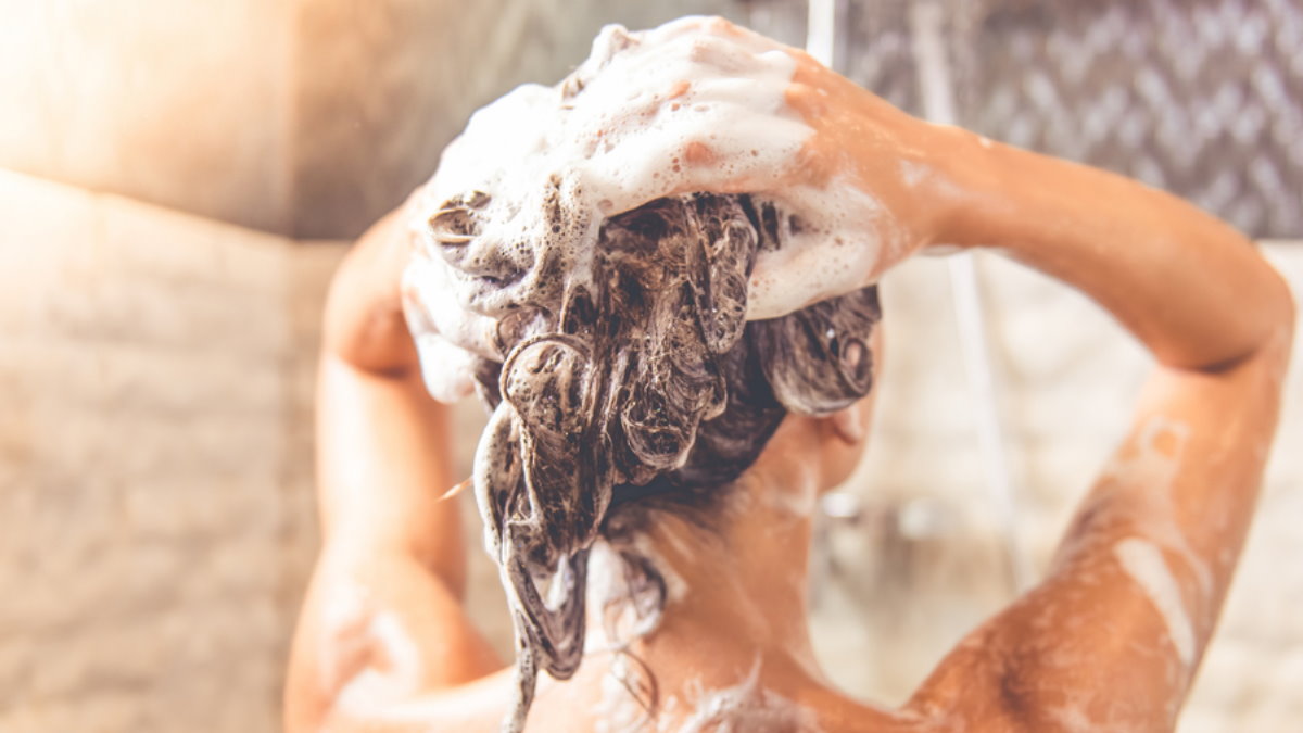 Эксперты объяснили, почему вредно мыть голову каждый день