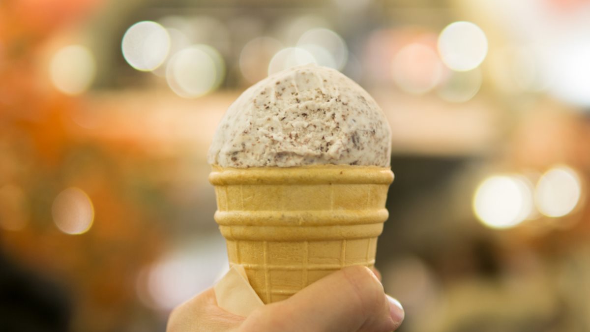 Мороженое в руке