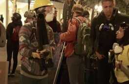 Полиция Портленда «украла» идею протестующих. Видео