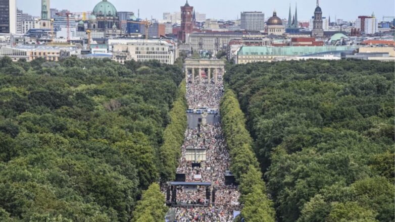 Тысячи людей начали протесты в Берлине из-за ограничений по COVID-19
