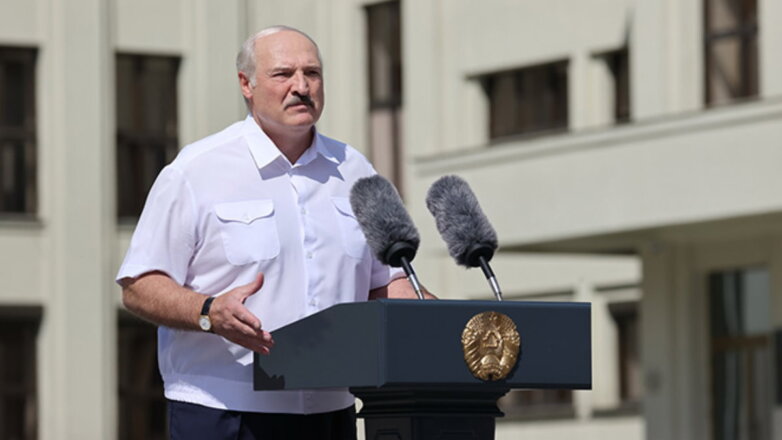 Президент Белоруссии Александр Лукашенко выступает на улице