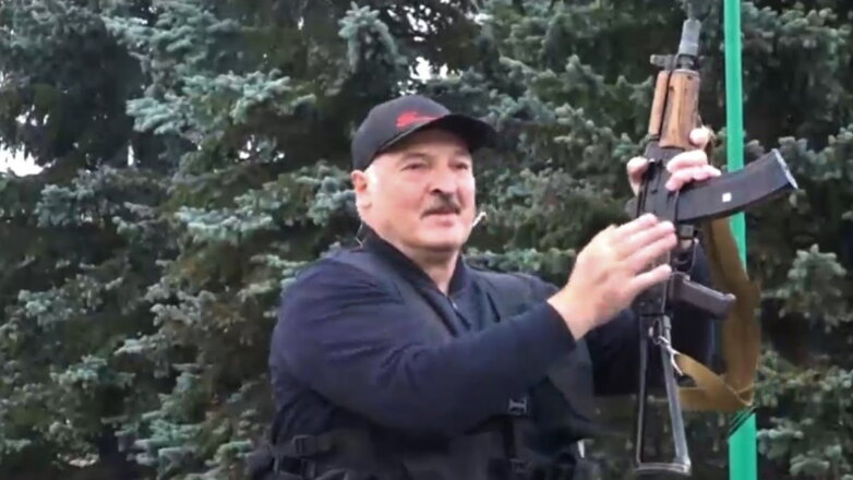 Эксперт объяснил, с каким оружием позирует Лукашенко