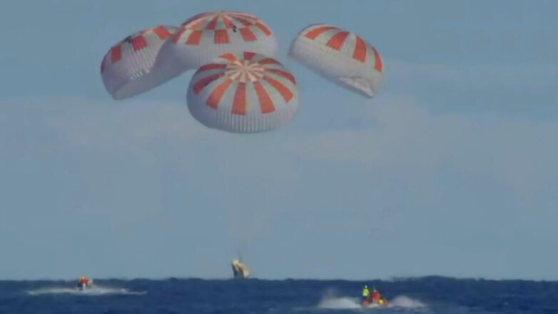Crew Dragon с астронавтами на борту приводнился в Мексиканском заливе