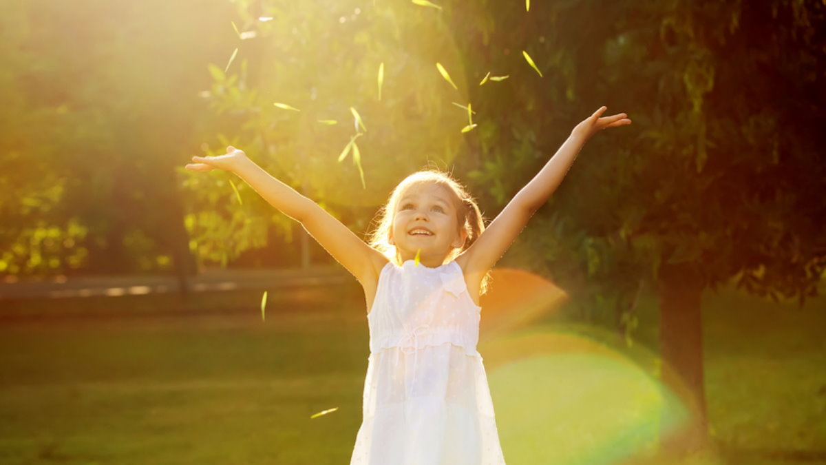 Счастливая девочка играет в парке ребёнок солнце тёплая погода счастье детство