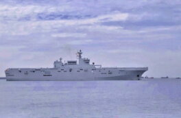 Новейший китайский десантный вертолетоносец вышел на испытания