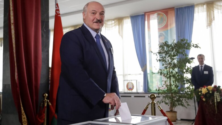 Лукашенко голосует на выборах