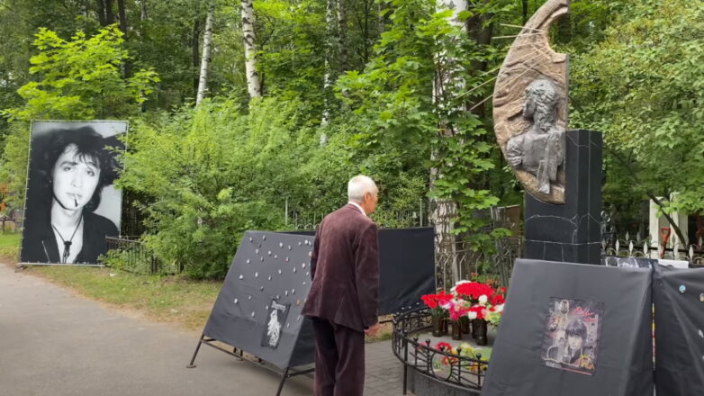 Поклонники Виктора Цоя почтили память артиста в день годовщины его смерти